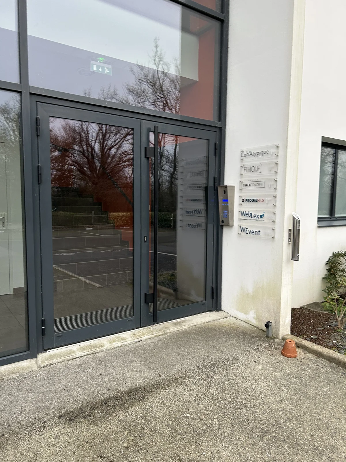 L'entrée de l'immeuble du cabinet, 3 rue Claude Chappe à Carquefou